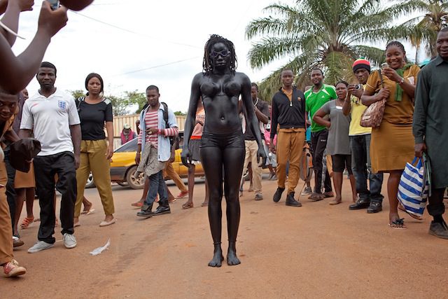 Julie Djikey, performance at Carrefour Lycée Bilingue-Essos, Yaounde, 2014. Photograph by Alexander Schuecke