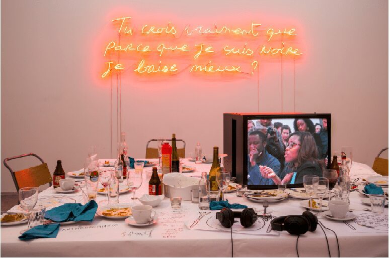 Valérie Oka, Body Talk Deshumanisation, 2014. Installation, La cage and performance, En sa presence . Avec l'aimbale autorisation de l'artiste.