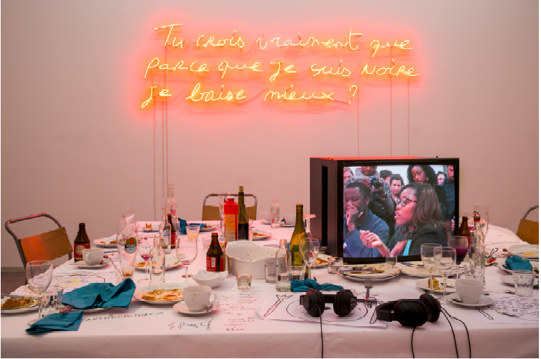 Valérie Oka, Body Talk Deshumanisation, 2014. Installation, La cage and performance, En sa presence . Avec l'aimbale autorisation de l'artiste.