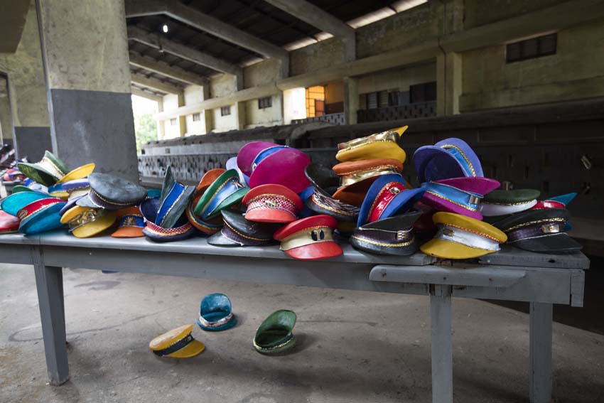 IYLM Akinruntan, Rex 1. Untitled. Fibreglass helmets. Installation view. Image (c) Deryk Owusu Bempah - blaxTARLINES KUMASI