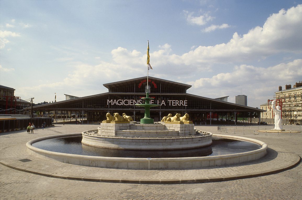 Magiciens de la terre at the Grande Halle, Parc de la Vilette, Paris 1989 © Centre Pompidou, Bibliothèque Kandinsky