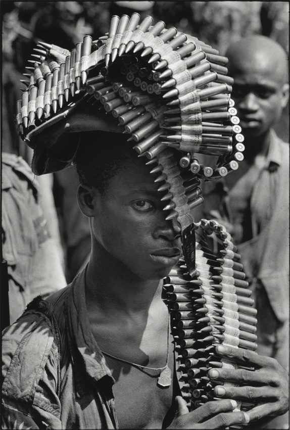 Gilles Caron, Combattant Ibo, guerre civile du Biafra, Nigeria. ©Fondation Gilles Caron. Courtesy School Gallery - Olivier Castaing