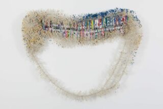 Moffat Takadiwa Plastic Smile, 2016 Technique mixtes, brosses à dents et tubes aérosols trouvés 220 x 160 x 15 cm Courtesy Moffat Takadiwa et WHATIFTHEWORLD, Cape Town © Frank Elis ; © Moffat Takadiwa