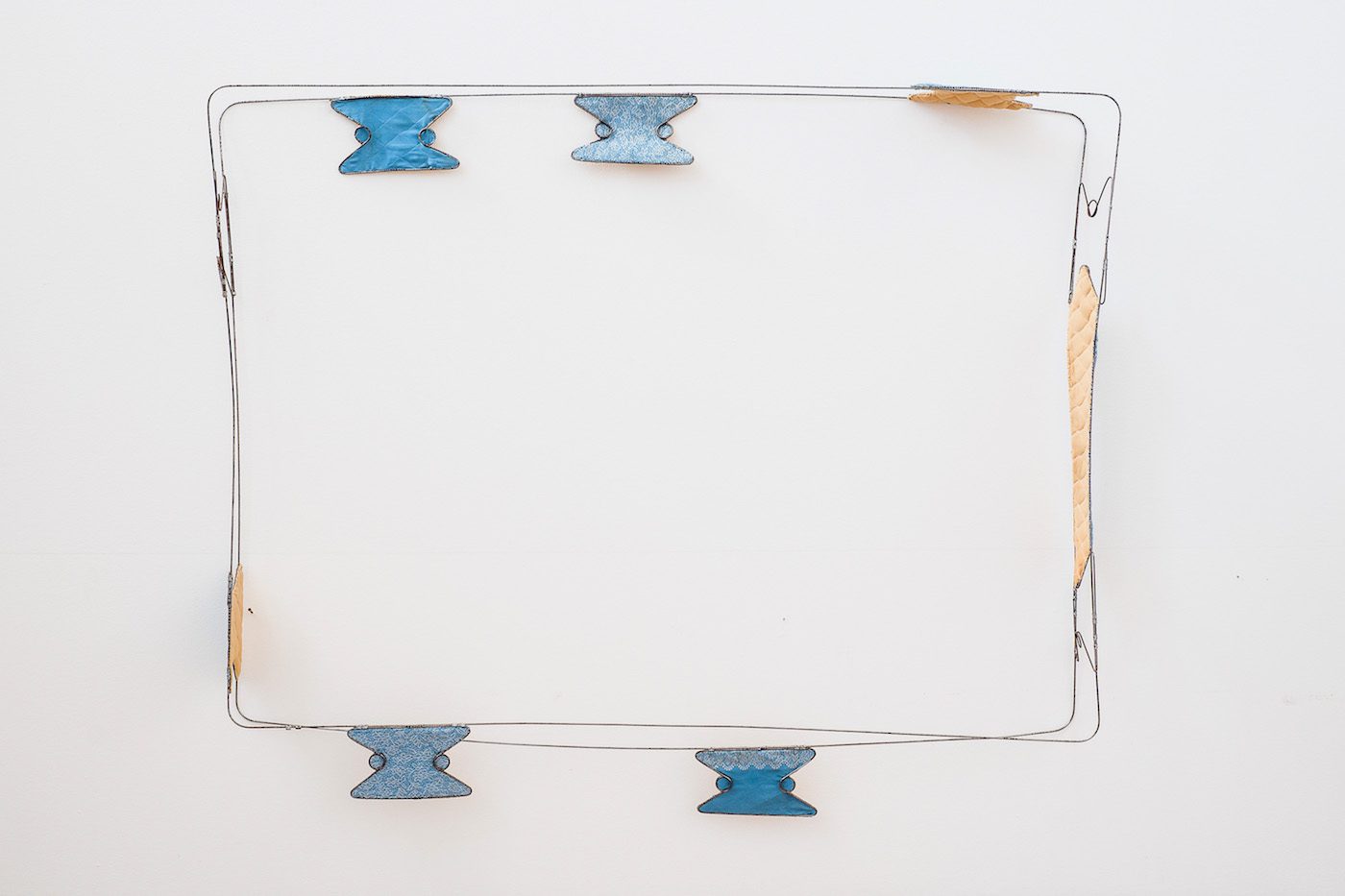 Bronwyn Katz, Wasgoed draad (2017) | Salvaged wire and mattress lining, 133 x 183 x 18 cm