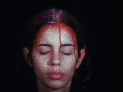 Ana Mendieta. Sweating Blood
1973, Super 8 Film, Farbe, ohne Ton
Foto: The Estate of Ana Mendieta Collection, LLC.,Courtesy Galerie Lelong & Co.