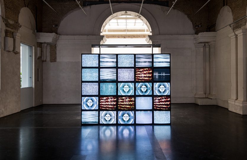 Adrian Piper, Mauer, 2010. Video installation: television monitors, videos with randomly programmed images, fresh roses. Dimensions variable. Installation view: Käthe-Kollwitz-Preis 2018. Adrian Piper. Akademie der Künste, Berlin, Sep-Oct 2018. Photo credit: Andreas FranzXaver Süß. Collection Adrian Piper Research Archive Foundation Berlin. © APRA Foundation Berlin