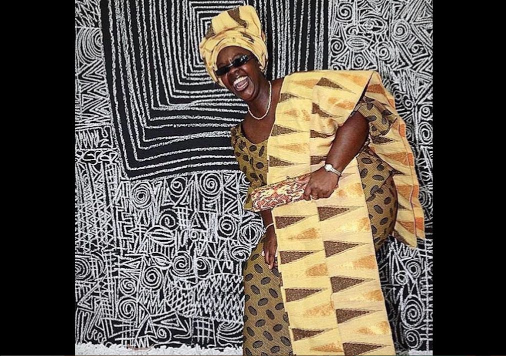 Bist Silva in Lagos in front of the work of Victor Ehikhamenor, 2011. Courtesy and Copyright: Victor Ehikhamenor