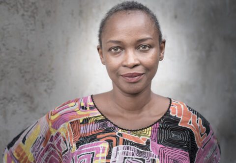 Koyo Kouoh, independant art curator and cultural operator of Cameroonian origins, she is the founder and artistic director of the Raw Material Company cultural center and gallery in Dakar.  |  Koyo Kouoh, commissaire d'expositions indépendante et opératrice culturelle d'origine camerounaise. Elle est la fondatrice et directrice artistique du centre culturel et de la galerie Raw Material Company à Dakar.