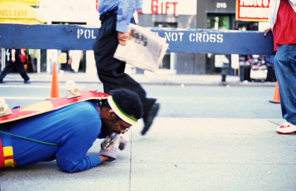 Pope.L. The Great White Way, 22 Miles, 9 Years, 1 Street. 2000-09. Performance. © Pope. L. Courtesy of the artists and Mitchell – Innes & Nash, New York.