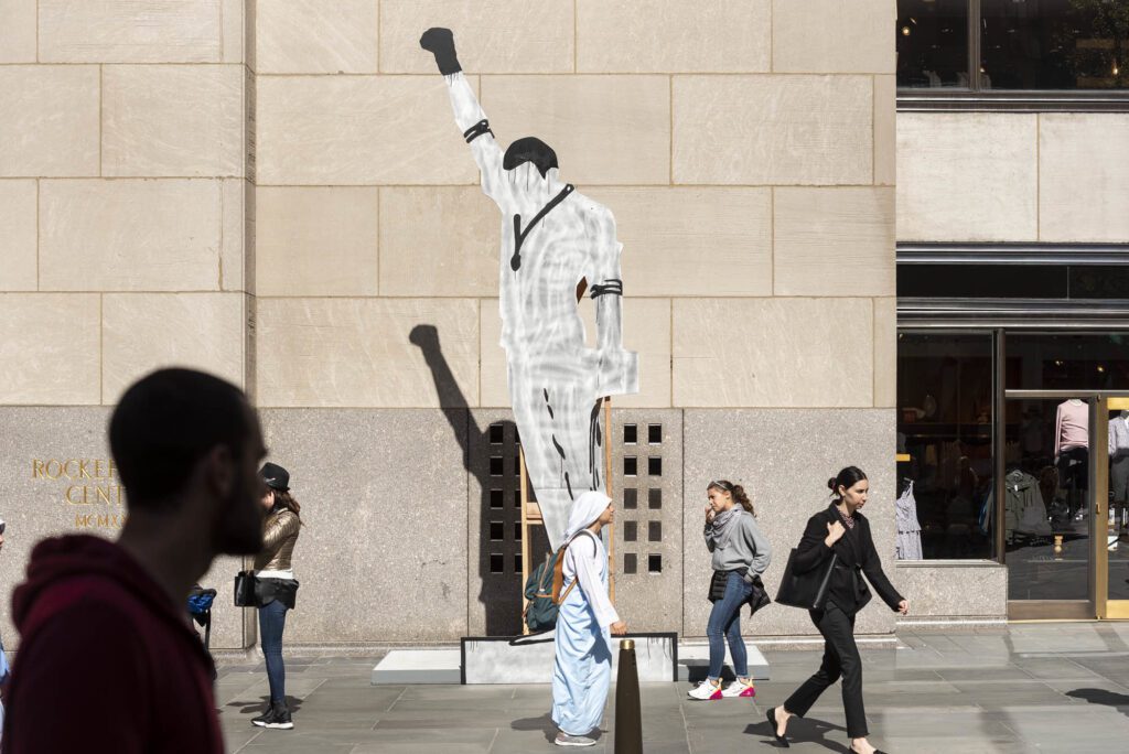 Paulo Nazareth, Frieze Sculpture at Rockefeller Center, New York, 2019. Photo by Timothy Schenck.