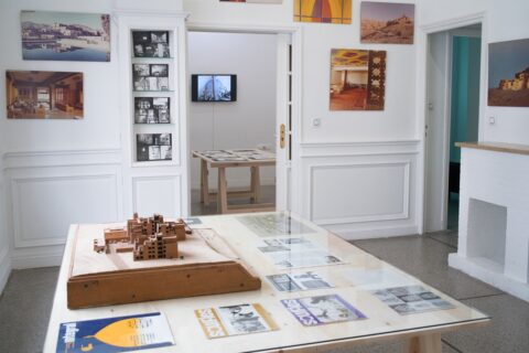 Bauhaus imaginista, learning from, vue de l’exposition au Cube – independent art room, 2018.
Une exposition curatée par Maud Houssais, qui réunit des recherches de Kader Attia et des archives sur l’Ecole de Casablanca et le cabinet Faraoui & de Mazière