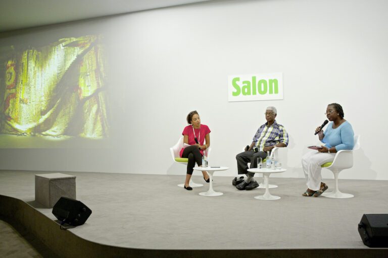 Art Basel à Bâle 2014: Salon - L'artiste et la commissaire, (de gauche à droite) Yvette Mutumba, El Anatsui, Bisi Silva. Photo: C&