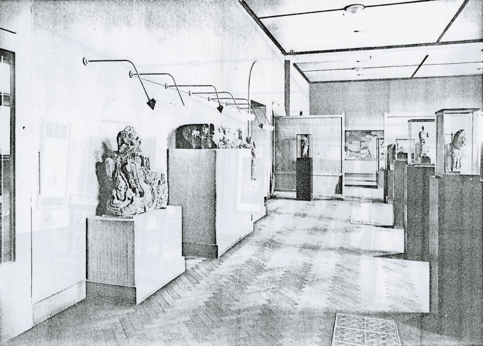 Museum for Asian Art in the garden room of the Stedelijk Museum, Amsterdam, in the foreground, left and right, l, respectively Hindu-Javanese stonework and a Javanese mask. Ill. from: Maandblad voor Beeldende Kunsten, June 1934.