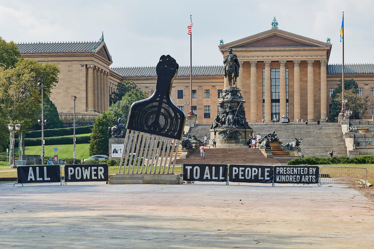 Hank Willis Thomas, All Power to All People, 2020. Photograph by Albert Yee. Courtesy of the artist and Kindred Arts.