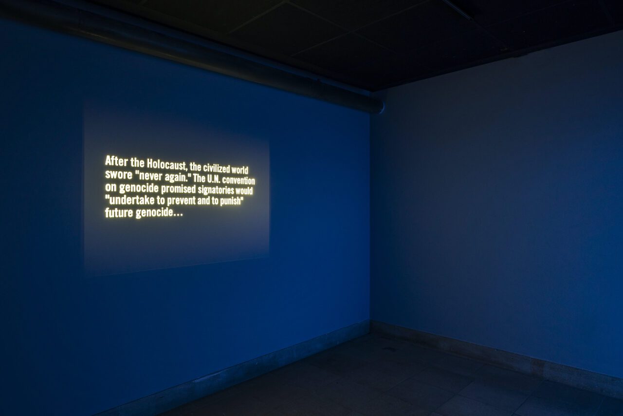 Tony Cokes. Fragments, or just Moments
Installationsansicht / Installation view
Haus der Kunst, 2022
Photo: Maximilian Geuter