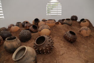 Frederick Ebenezer Okai, Fie, 2021. Courtesy the artist. Installation View of Earthy Structures and Contingent Breakthroughs at Gyamadudu Museum, Ghana. 