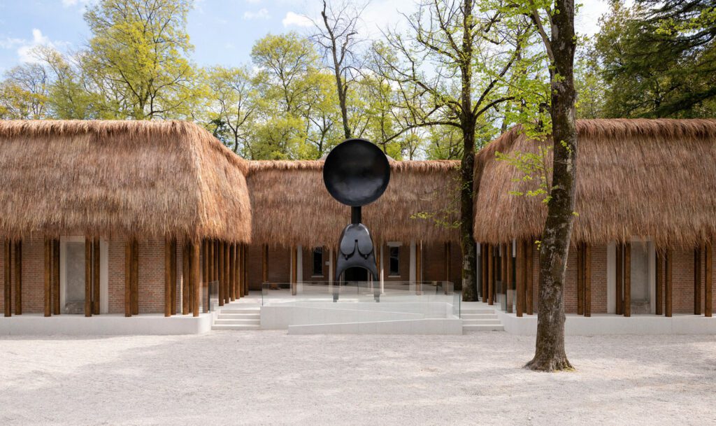Simone Leigh: Façade, 2022. Thatch, steel, and wood, dimensions variable. Satellite, 2022. Bronze, 24 feet x 10 feet x 7 feet 7 inches (overall). Courtesy of the artist and Matthew Marks Gallery. Photo: Timothy Schenck. © Simone Leigh.