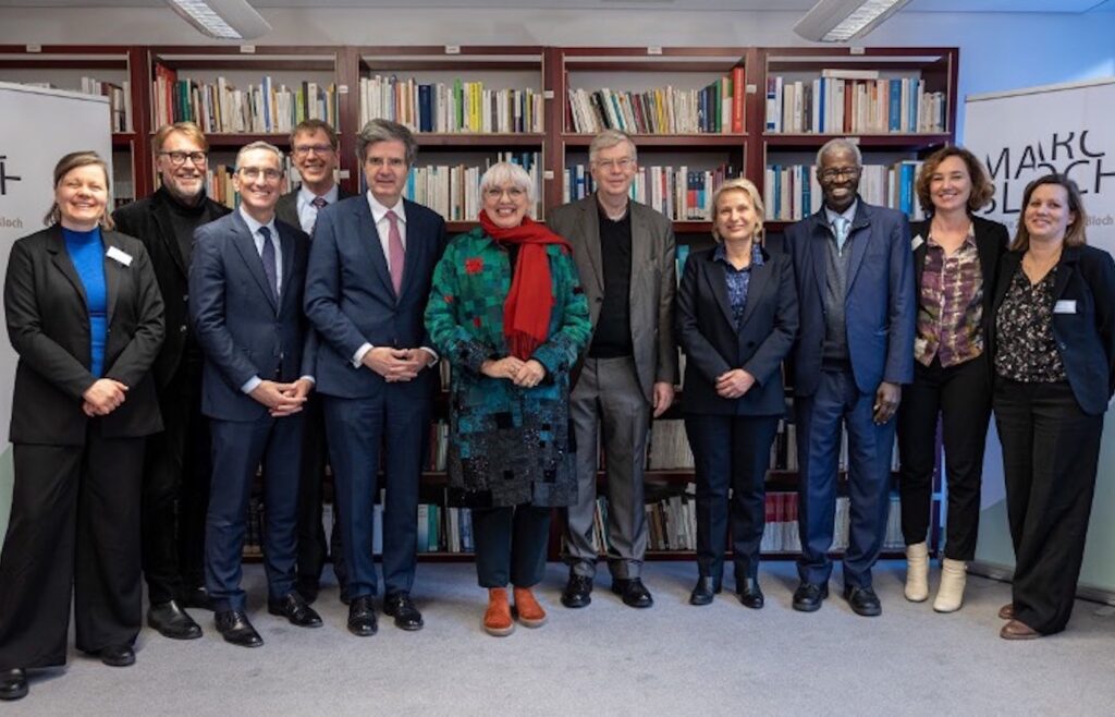 Left to right: Esther Möller (co-direction CMB), Andreas Görgen (Amtschef BKM), Aurélien Lechevalier (MEAE), Jay Rowell (direction CMB), François Delattre (French Ambassador), Claudia Roth (StM’in BKM), Fritjhof A. Maennel (BMBF), Valérie Mouroux (MC), Souleymane Bachir- Diagne (Scientific Council), Julie Sissia (project lead), Aurélie Denoyer (secretary genereal CMB) / Foto: CMB, Simon Brunel