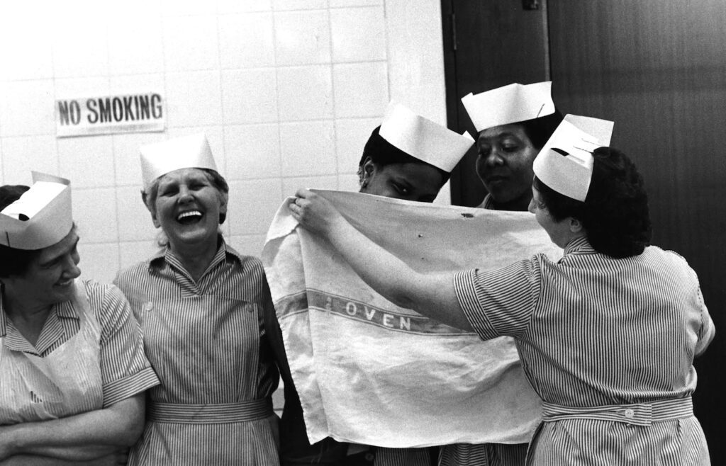 Pogus Caesar, Dinner Ladies, Birmingham, UK (1984)
Series Schwarz Flaneur, started in 1983.
Black-and-white photograph, 35mm. 34
× 44 cm
Courtesy of the artist and OOM Gallery
Archive